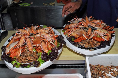 plateau avec langoustines,bulots